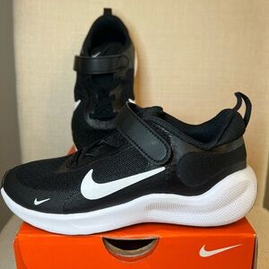 Nike Revolution 7 Black & White Kids Sneakers NWOT